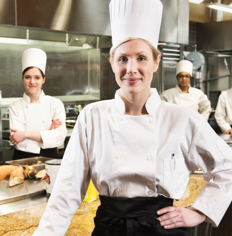 Cocineras y cocineros en una cocina